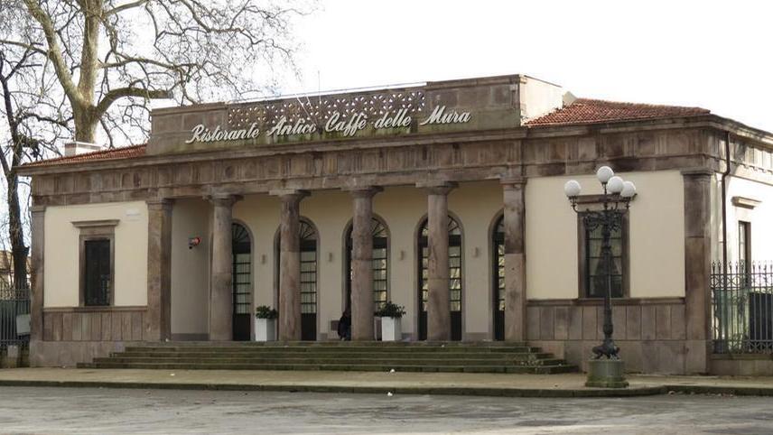 Lucca, ultima cena al Caffè delle Mura, i titolari: «Così non si può andare avanti»<br>
