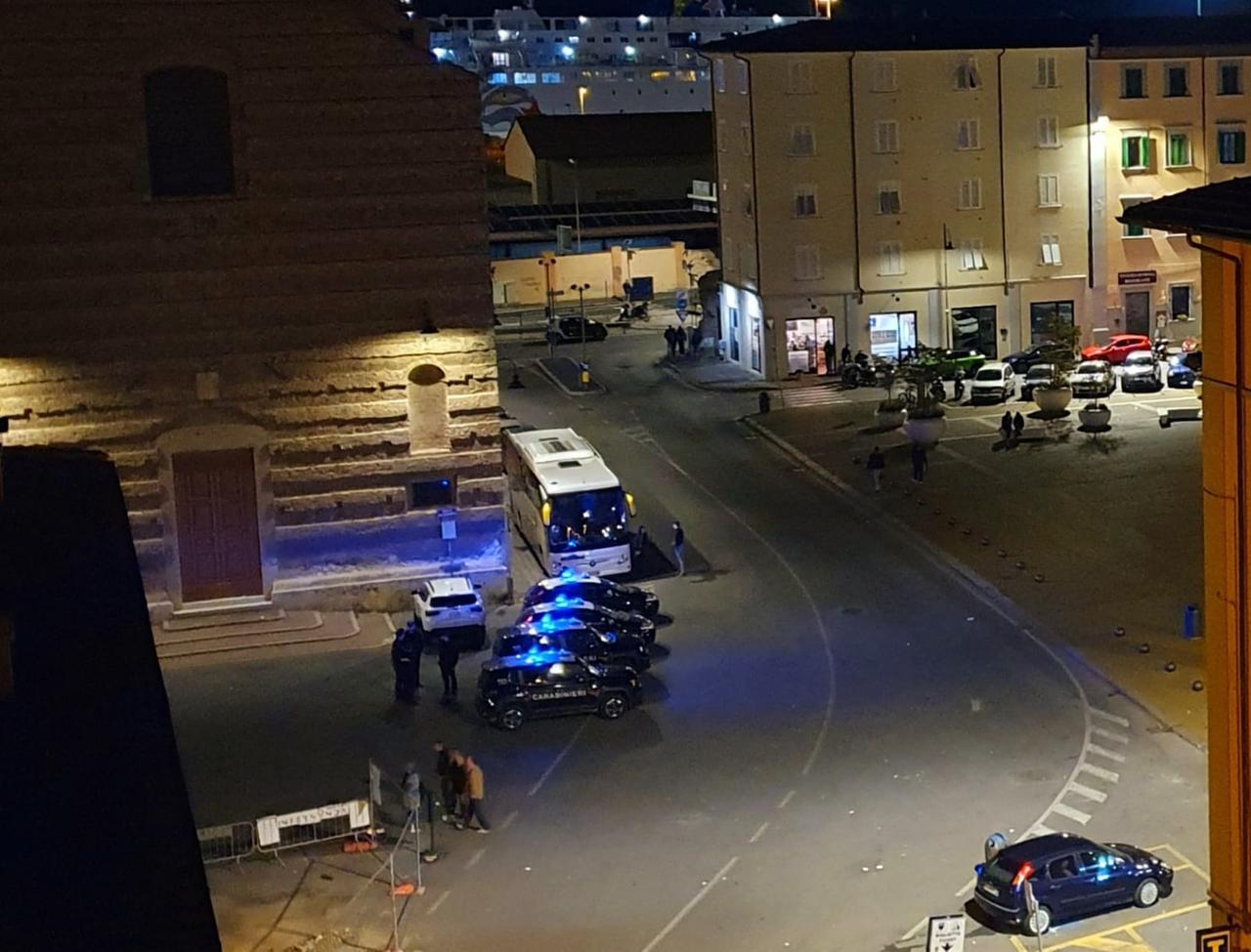 Livorno, inseguito da un gruppo di ragazzini si rifugia sanguinante nel ristorante