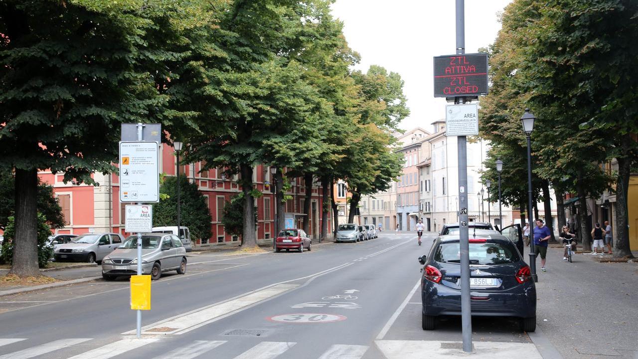 Reggio Emilia, caccia ai "furbetti" della Ztl: controlli sui pass auto dei residenti che hanno traslocato