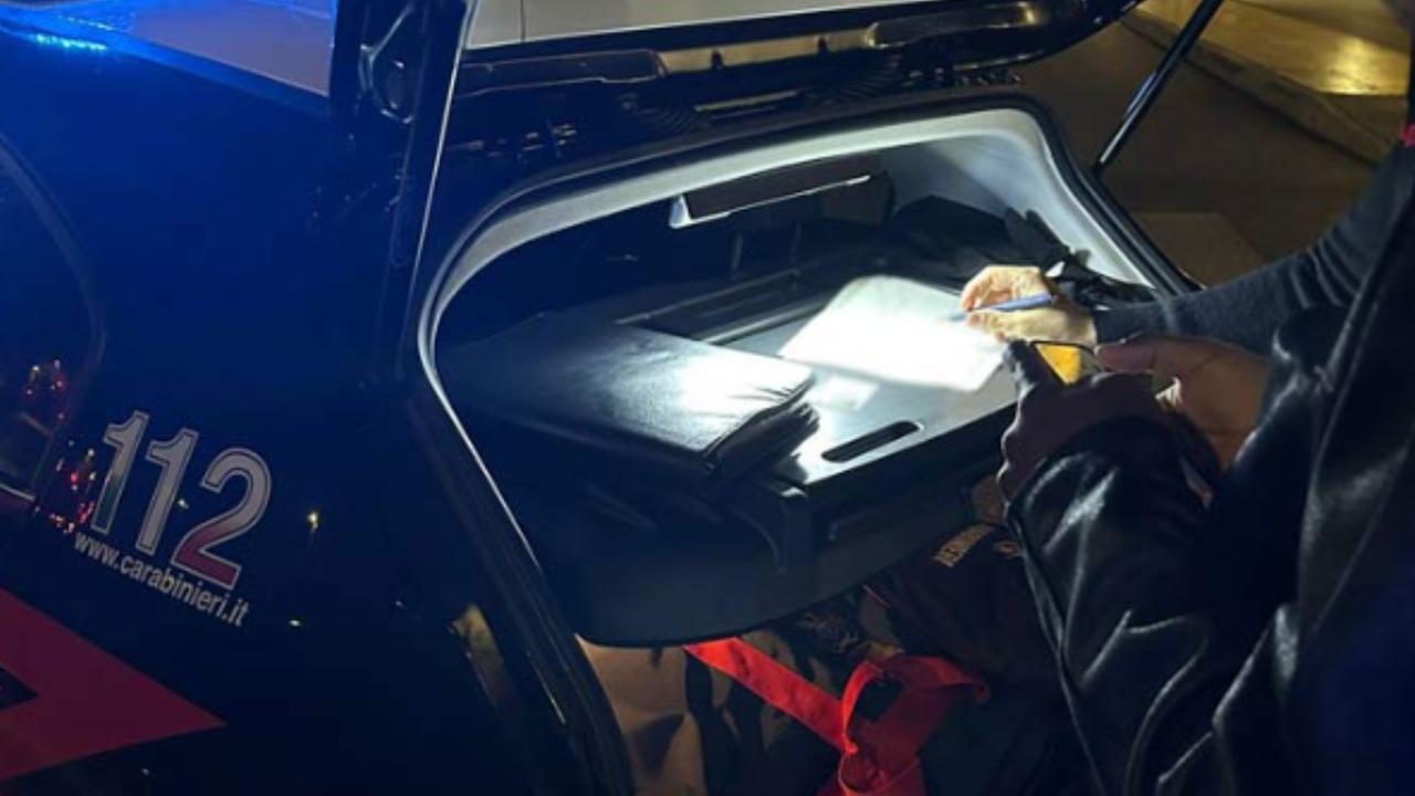 Prende a calci l’ambulanza, si denuda e sputa ai carabinieri: fermato con lo spray e arrestato
