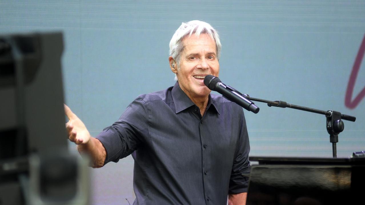 Claudio Baglioni, slitta il tour estivo: rimandate anche le date di Alghero e Cagliari – Cosa è successo