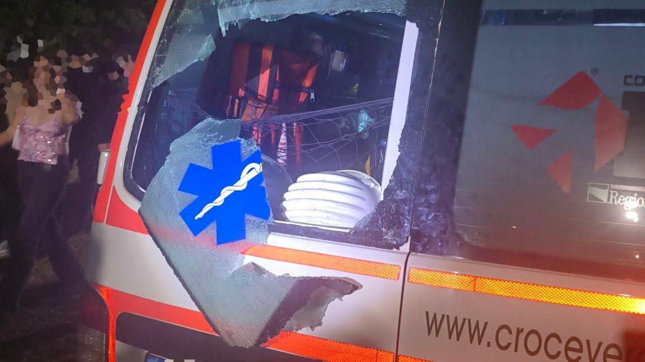 
	L'ambulanza con il vetro spaccato

