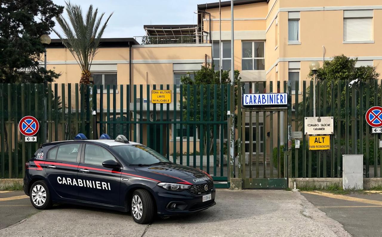 Aggredisce il padre anziano, in casa aveva un deposito di droga: arrestato