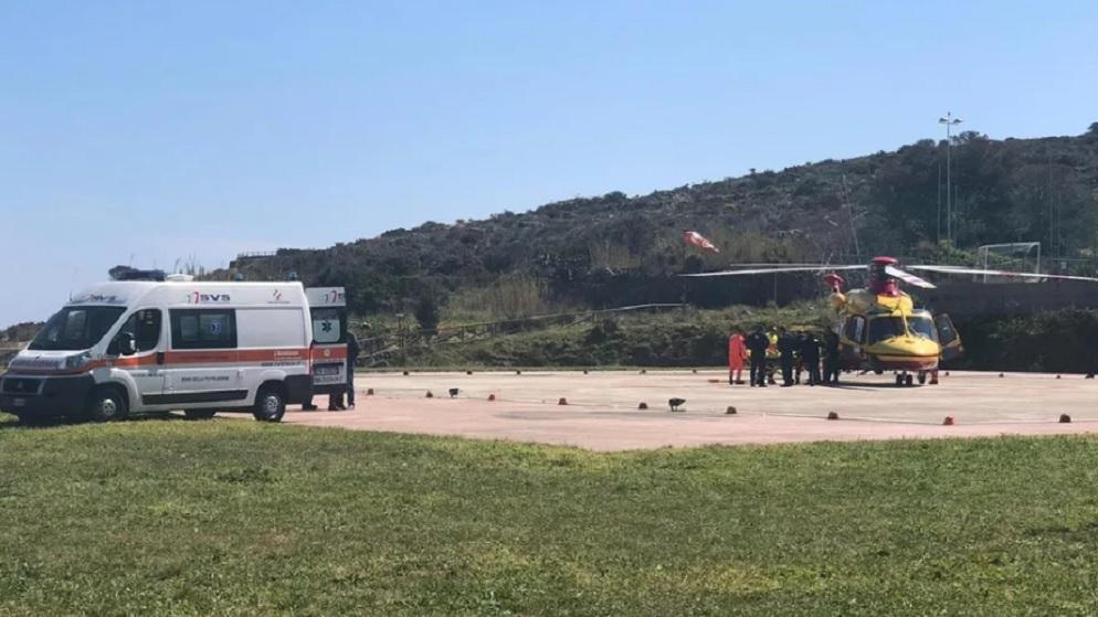 L'ambulanza della Svs di Capraia con l'elisoccorso "Pegaso"