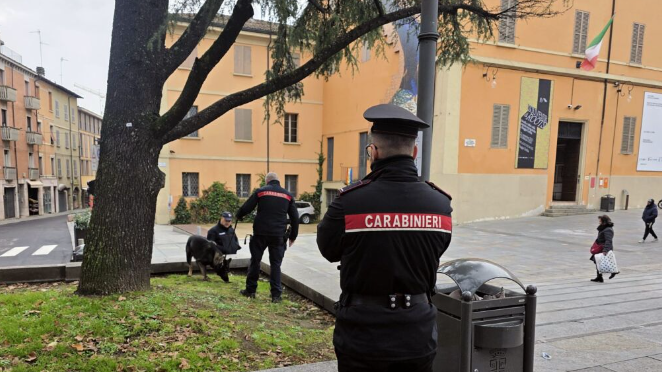 Vende hascisc nei pressi del teatro Valli: 18enne arrestato. Era già stato denunciato ad aprile