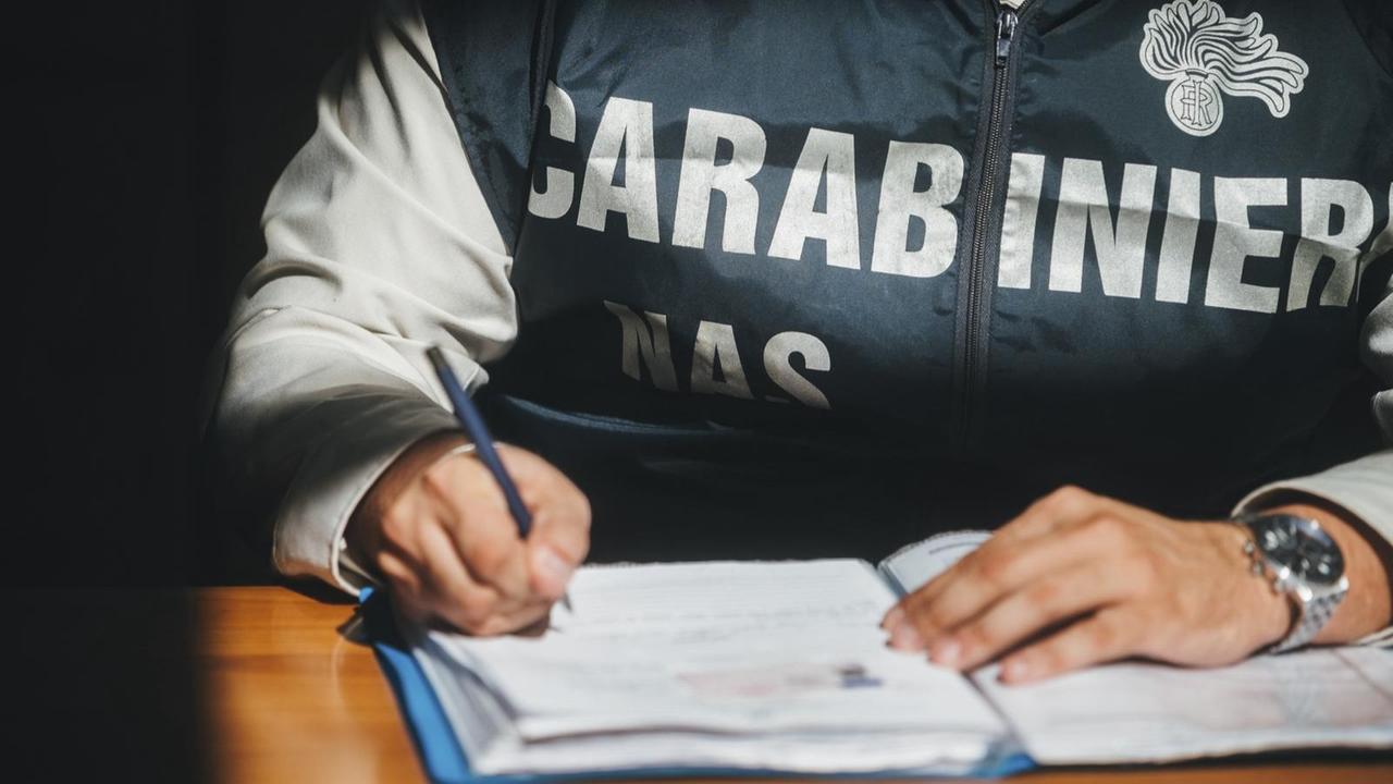 Vendeva generi alimentari mal conservati: maxi multa a un commerciante