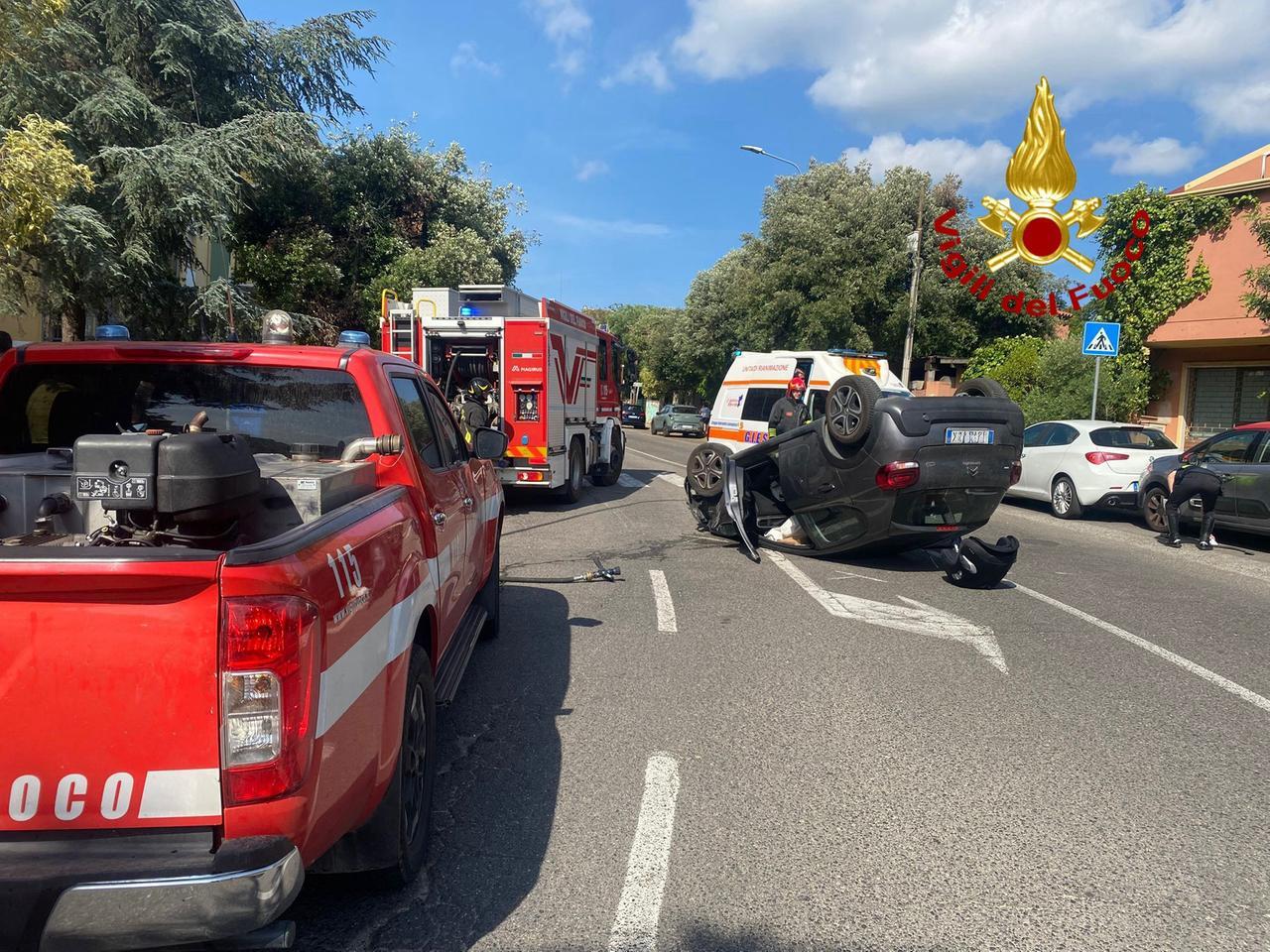 L’auto si ribalta e danneggia altri due mezzi in sosta: il conducente in ospedale