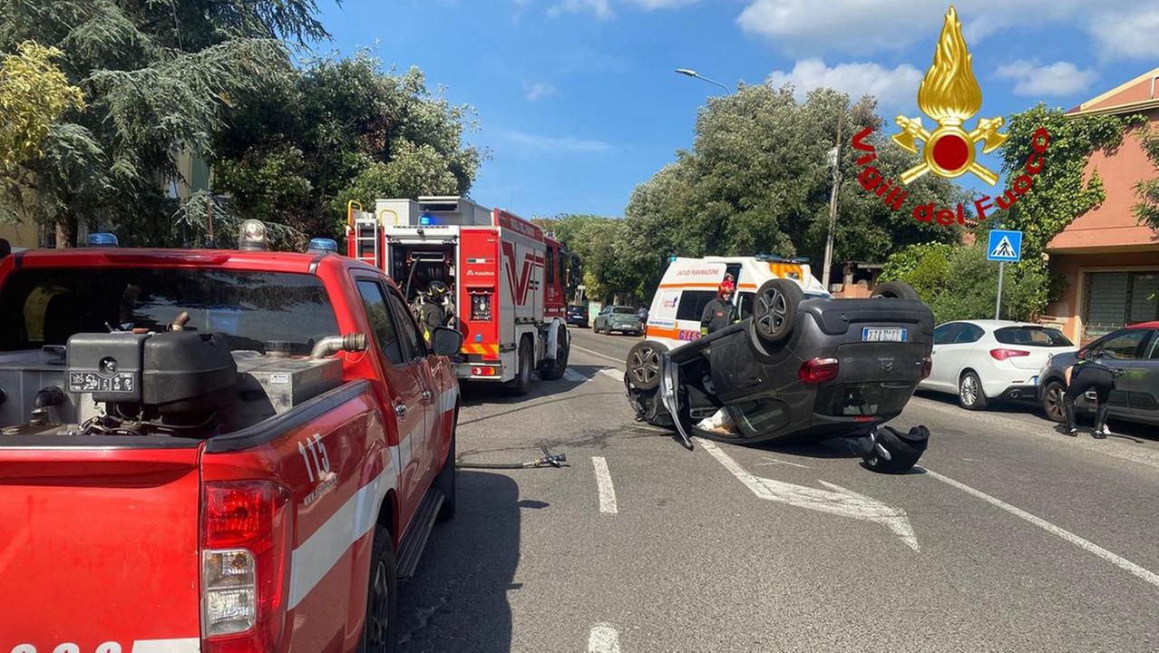 L’auto si ribalta e danneggia altri due mezzi in sosta: il conducente in ospedale