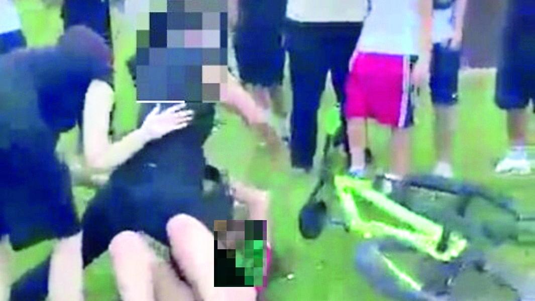 Picchiata a 12 anni da alcune coetanee e ripresa coi telefonini: il caso a Pieve di Guastalla