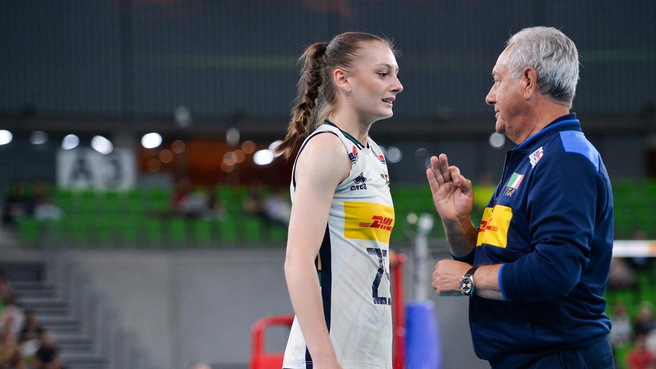La centrale modenese Linda Manfredini e il ct azzurro Julio Velasco (Foto: Fipav)