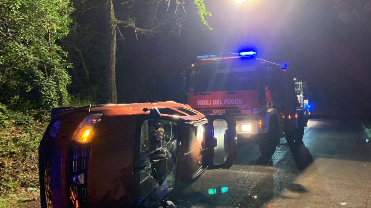 L’auto sbanda, si cappotta e finisce fuori strada: in ospedale mamma e figlia di 10 anni