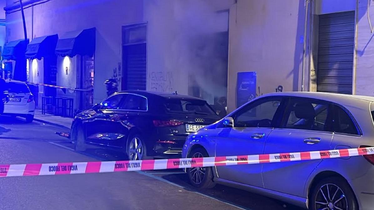 Livorno, a fuoco un negozio dove si riparano monopattini in via Giovannetti