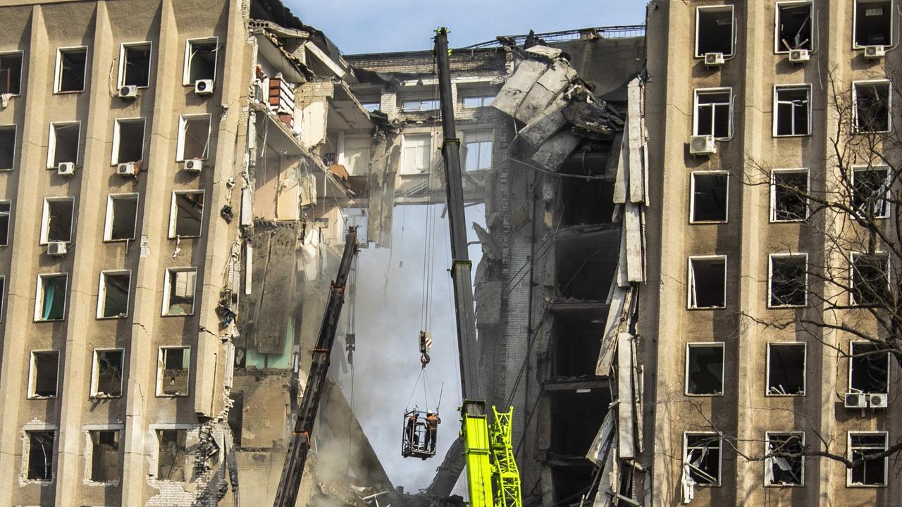 Inferno in Ucraina, massiccio bombardamento russo nella notte: almeno 9 morti e oltre 100 feriti