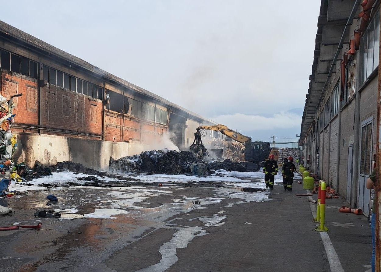 Capannori, a fuoco un capannone industriale a Salanetti