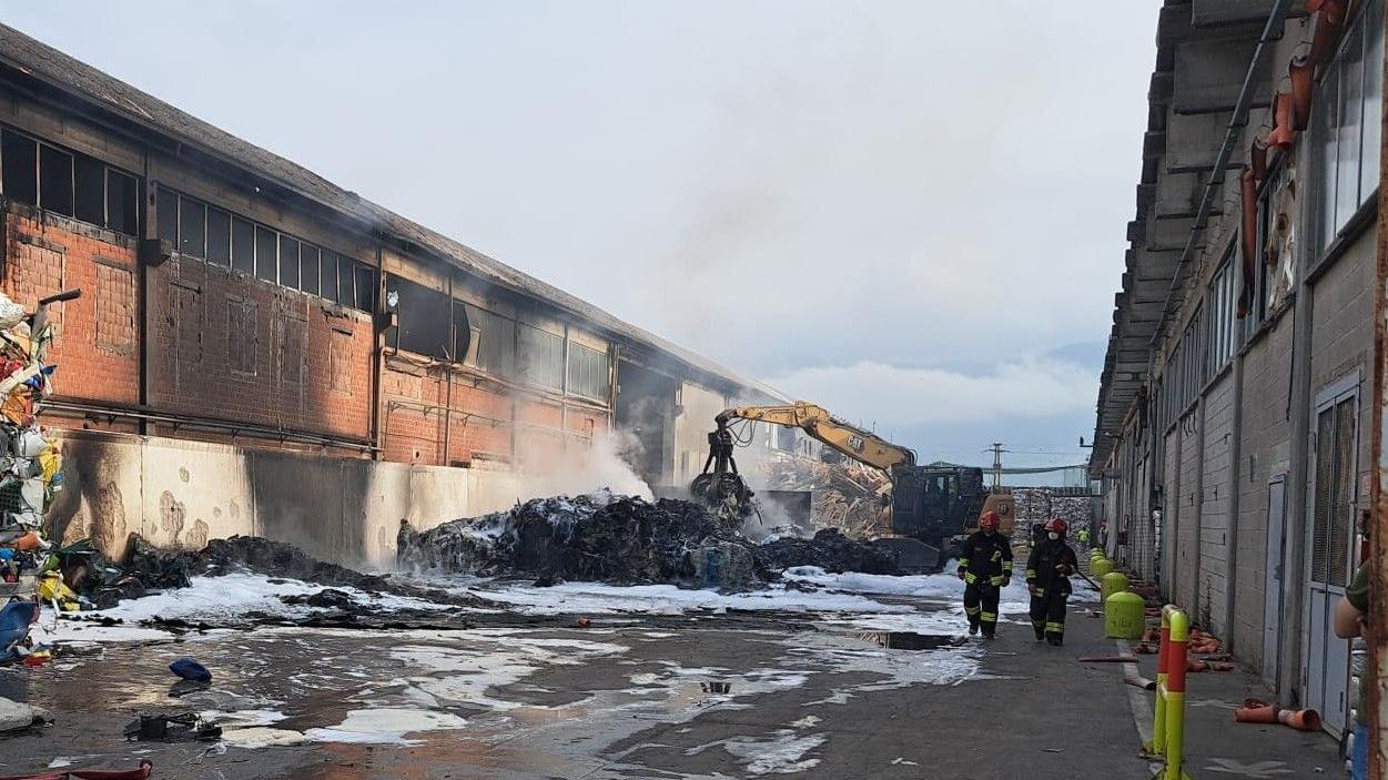 Capannori, a fuoco un capannone industriale a Salanetti