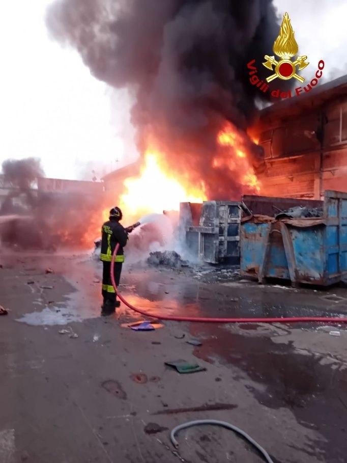 Capannori, a fuoco un capannone industriale a Salanetti