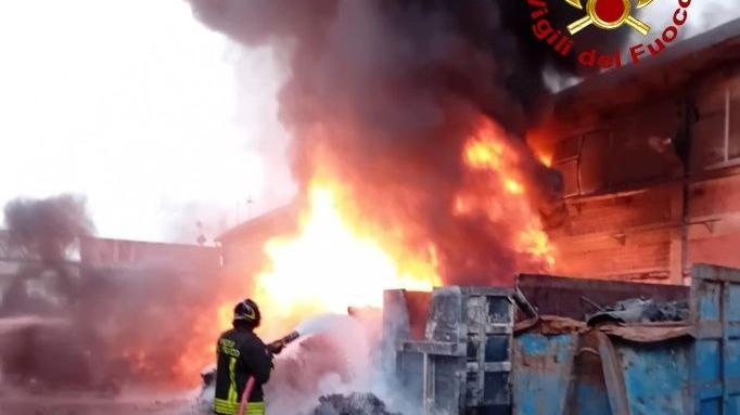 Capannori, a fuoco un capannone industriale a Salanetti
