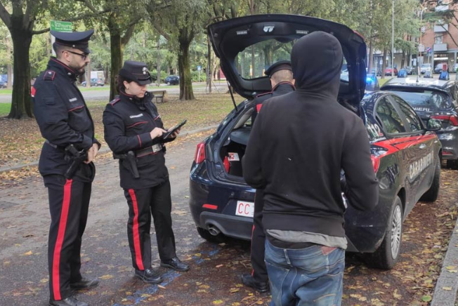 Rissa a colpi di bastoni e bottiglie in Piazzale Europa: denunciati tre giovani