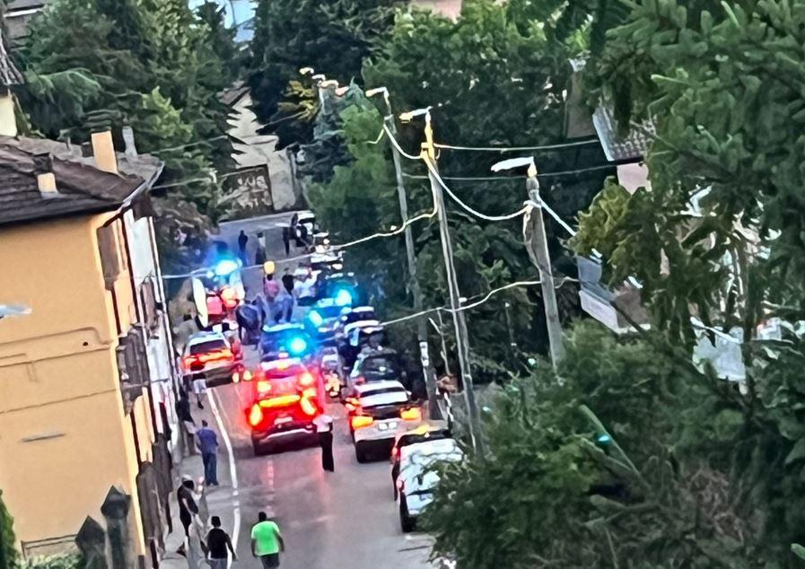 Rissa a colpi di bastoni e bottiglie: tre giovani feriti e denunciati