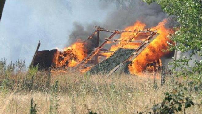 Un annesso agricolo in fiamme (foto d’archivio)