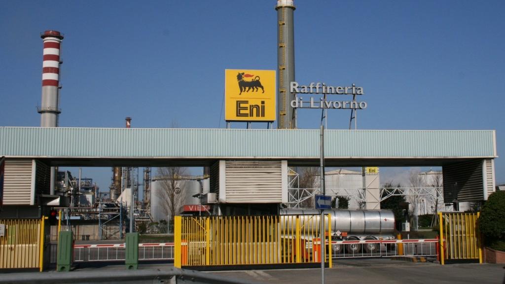 L'ingresso della raffineria Eni di Stagno (foto d'archivio)