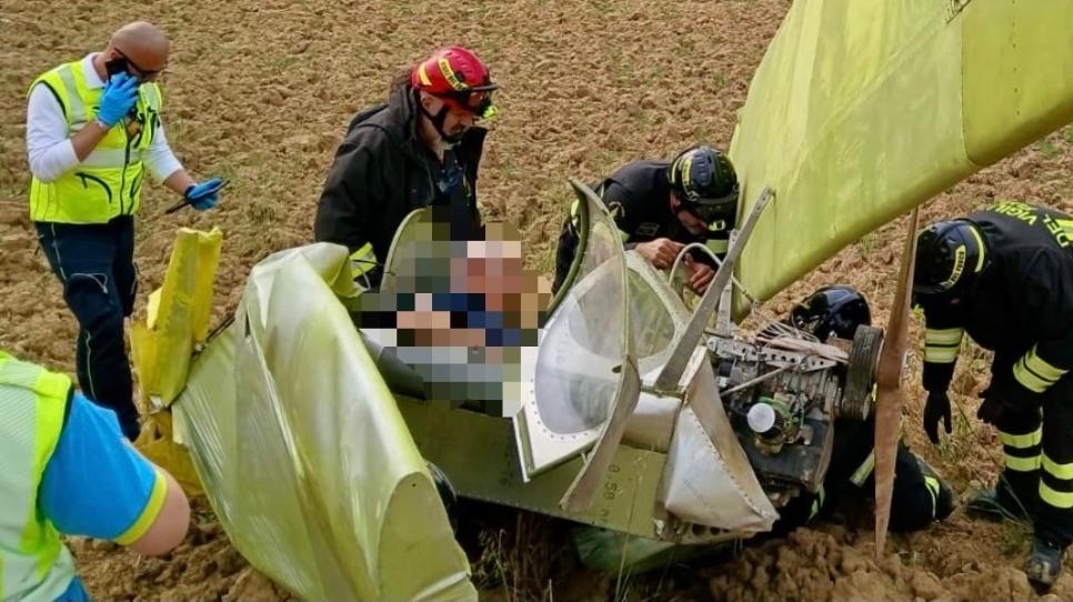 Il velivolo caduto (foto vigili del fuoco)