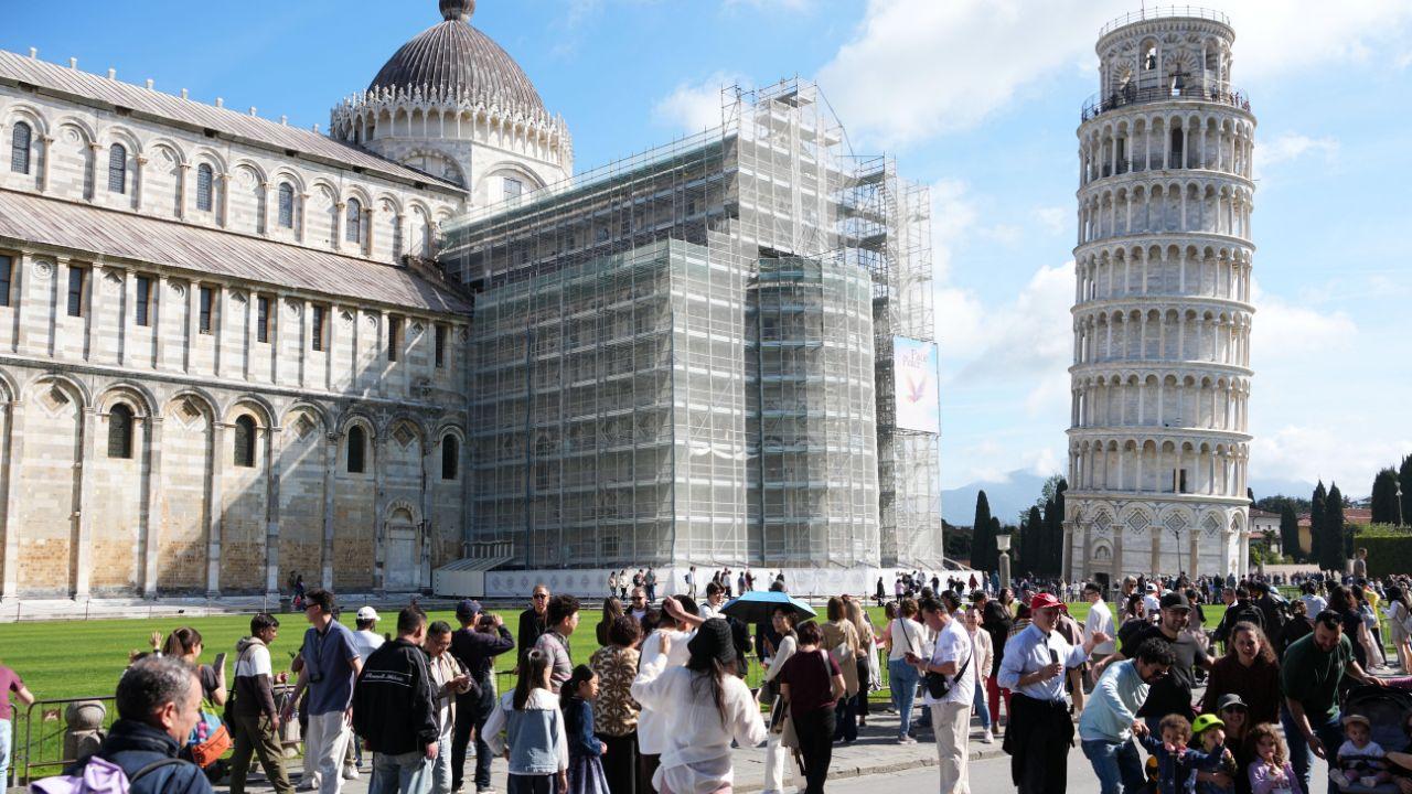 Panico in piazza dei Miracoli (Foto d'archivio: Franco Silvi)