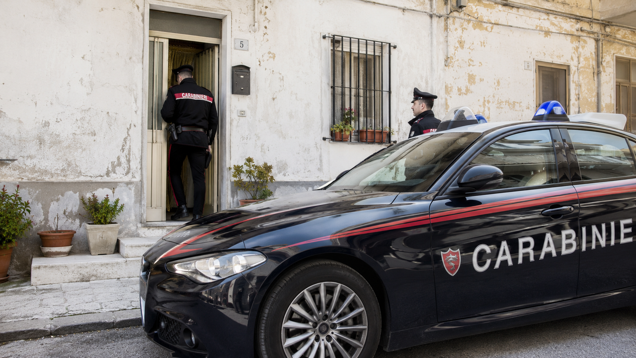 Anziana morta in casa, il corpo vegliato per giorni da marito e figlie: l’allarme lanciato dai vicini
