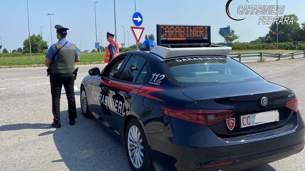 Copparo, fugge all’alt e aggredisce i carabinieri: arrestata una donna