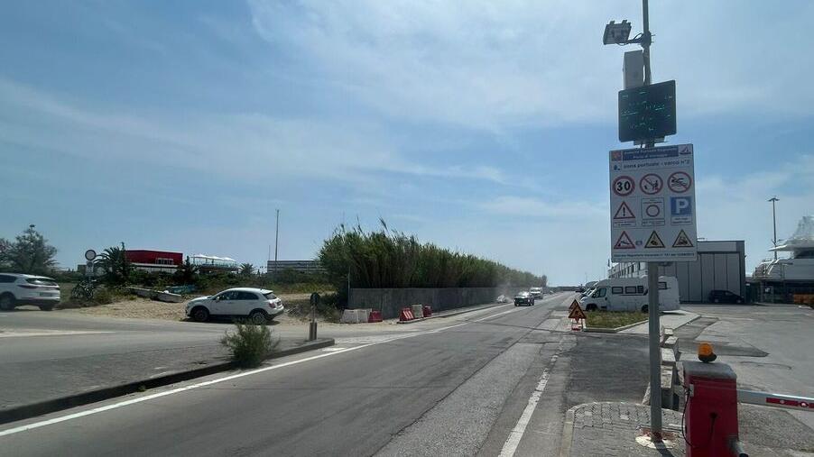 Il nuovo varco della Ztl che limiterà l'area di accesso al Muraglione in Darsena (foto Iacopo Giannini)