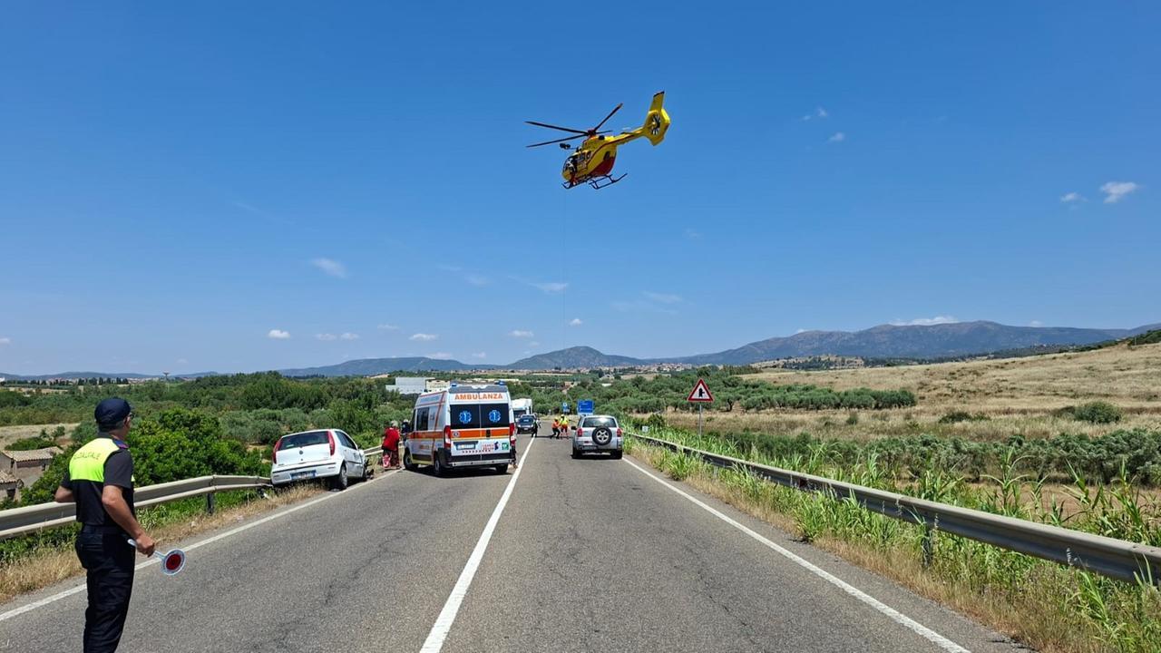 Tamponamento tra due auto, feriti un uomo e due sorelle: interviene l’elisoccorso
