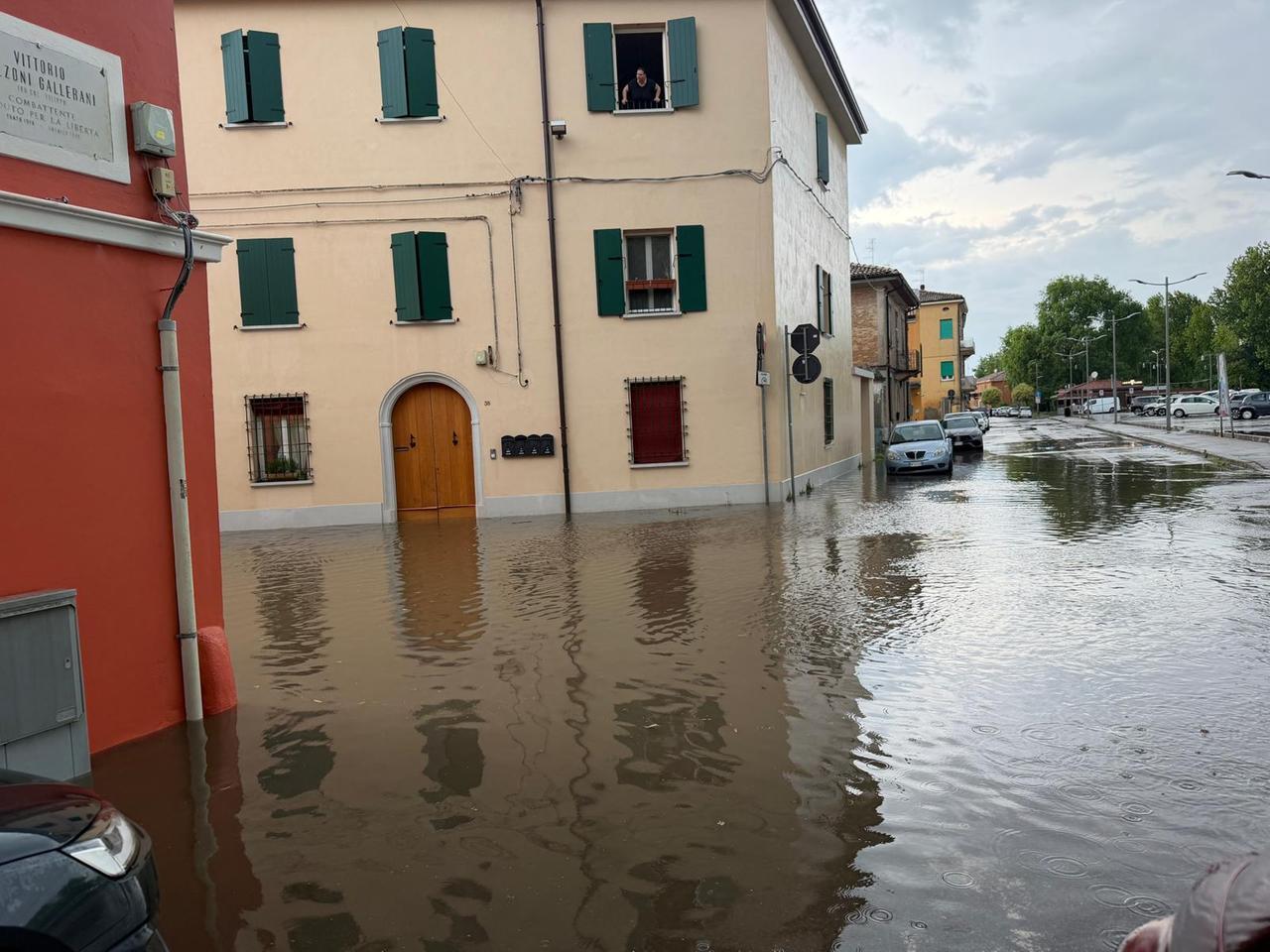 Violento temporale a Cento: strade allagate e alberi caduti