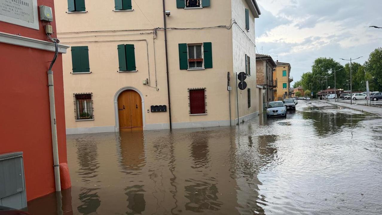 Violento temporale a Cento: strade allagate e alberi caduti