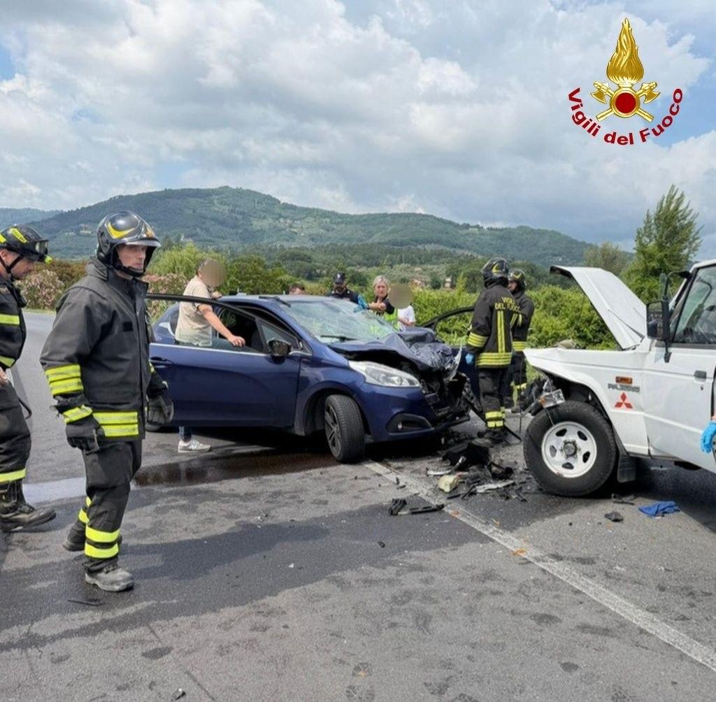 Lucca, schianto fra tre auto: c’è un ferito grave