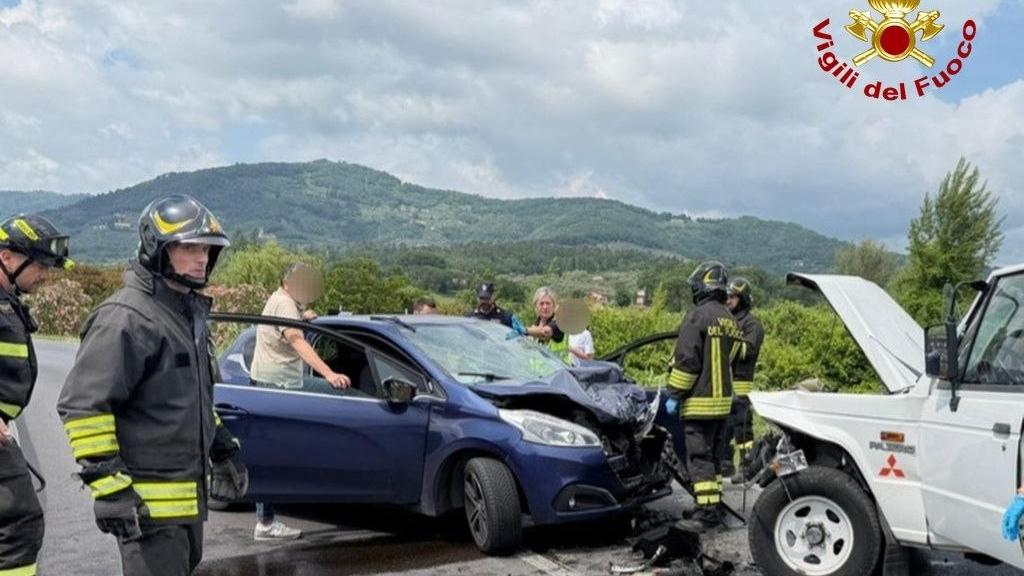 Lucca, schianto fra tre auto: c’è un ferito grave