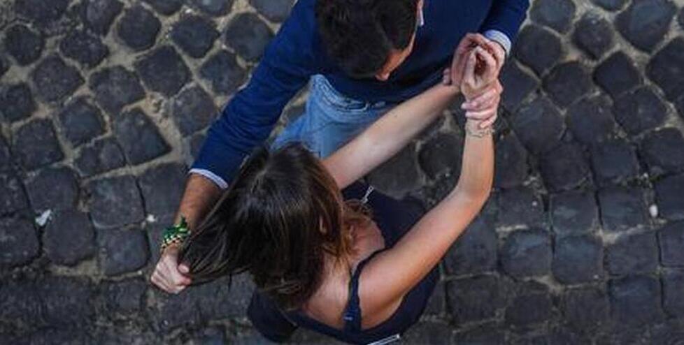 Il racconto choc a Sassari: «Credevo fosse un amico, mi ha violentata su una panchina»