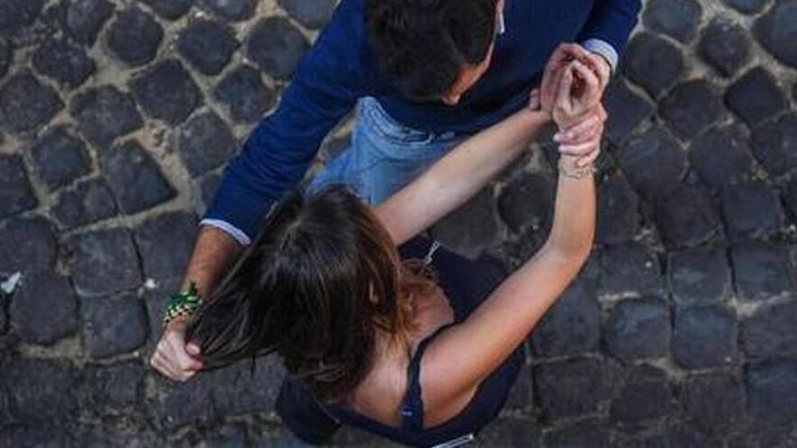 Il racconto choc a Sassari: «Credevo fosse un amico, mi ha violentata su una panchina»