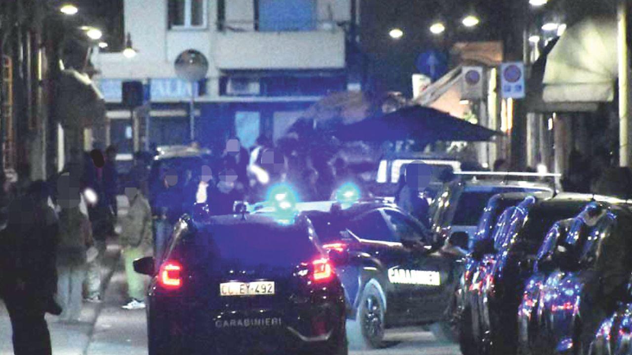 Pattuglie dei carabinieri intervengono durante la movida in una città toscana (foto d'archivio)