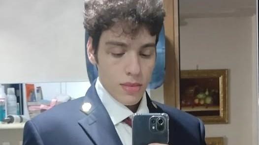 Sale sul cofano dell’auto per gioco, cade e muore a 22 anni: l’amico alla guida indagato
