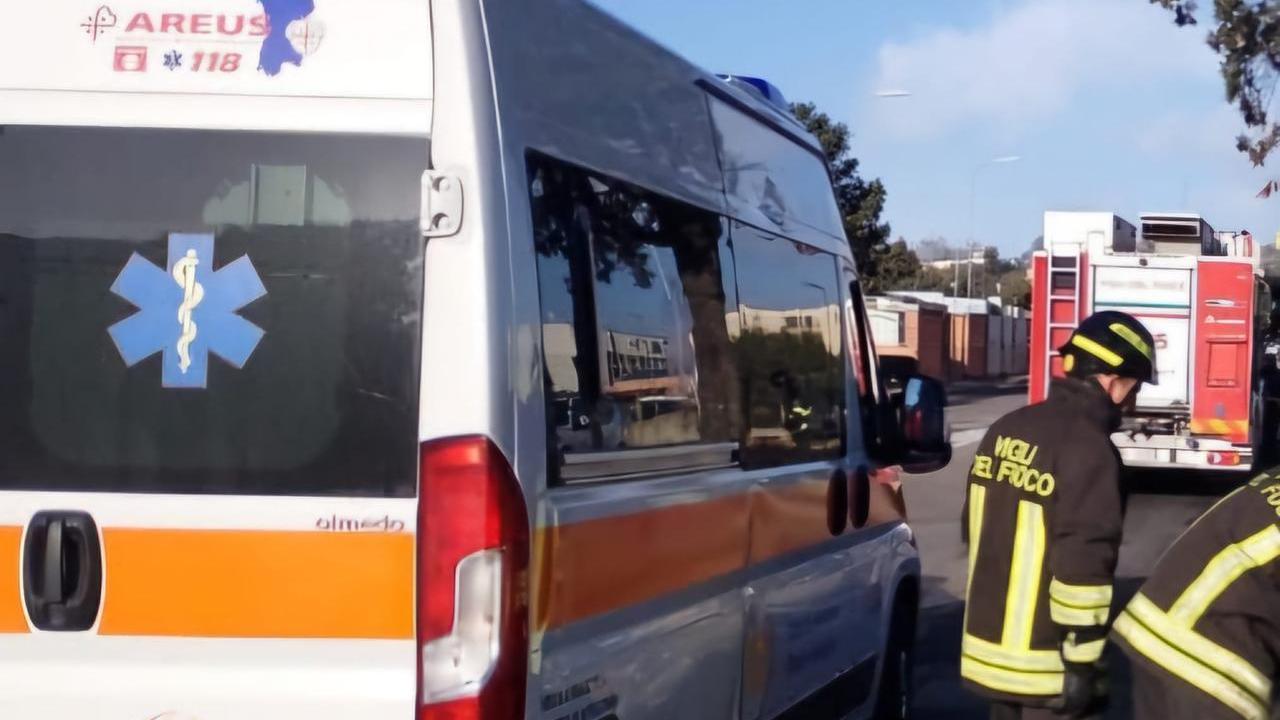 Perde il controllo del furgone e si schianta contro un muro, morto il conducente