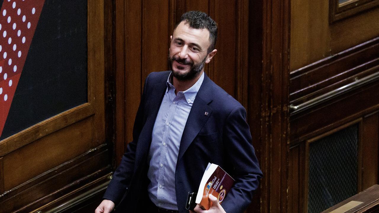 Il deputato Emanuele Pozzolo fuori strada col suv, positivo all’alcoltest: scatta la denuncia