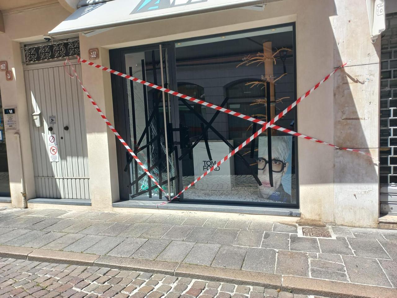 Guastalla, inserisce la retromarcia per errore e finisce contro la vetrina di un negozio