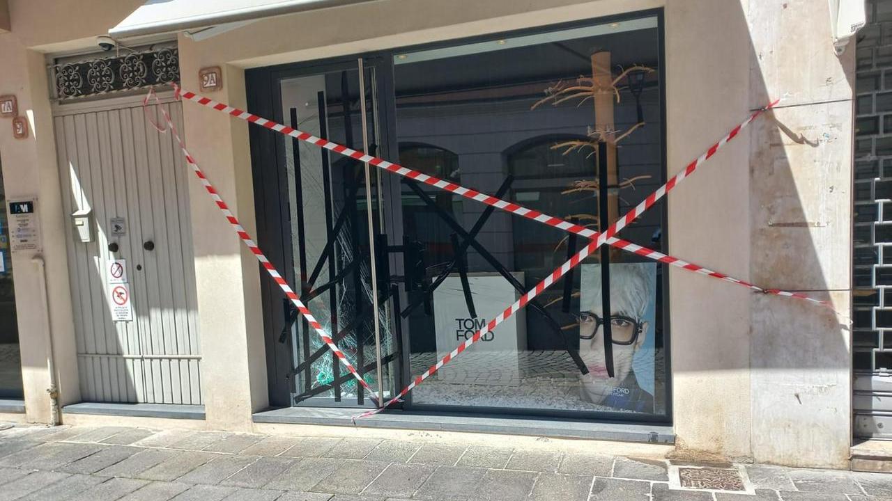 Guastalla, inserisce la retromarcia per errore e finisce contro la vetrina di un negozio