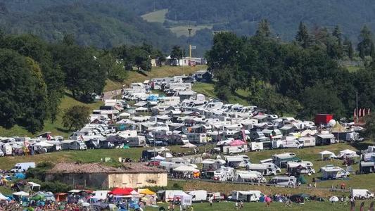 L'accampamento degli appassionati di moto accanto all'autodromo del Mugello