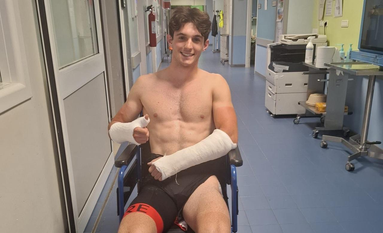 Cade in bici per schivare l’auto: «Quel pirata mi ha quasi investito ed è scappato»