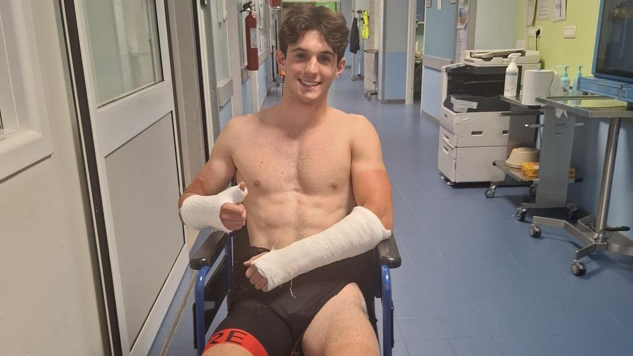 Cade in bici per schivare l’auto: «Quel pirata mi ha quasi investito ed è scappato»