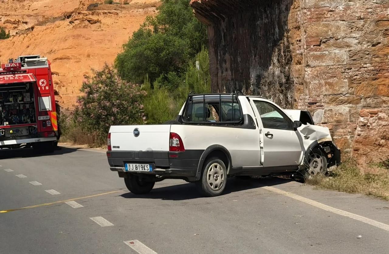 Perde il controllo del pick-up e si schianta contro un muro, morto il conducente