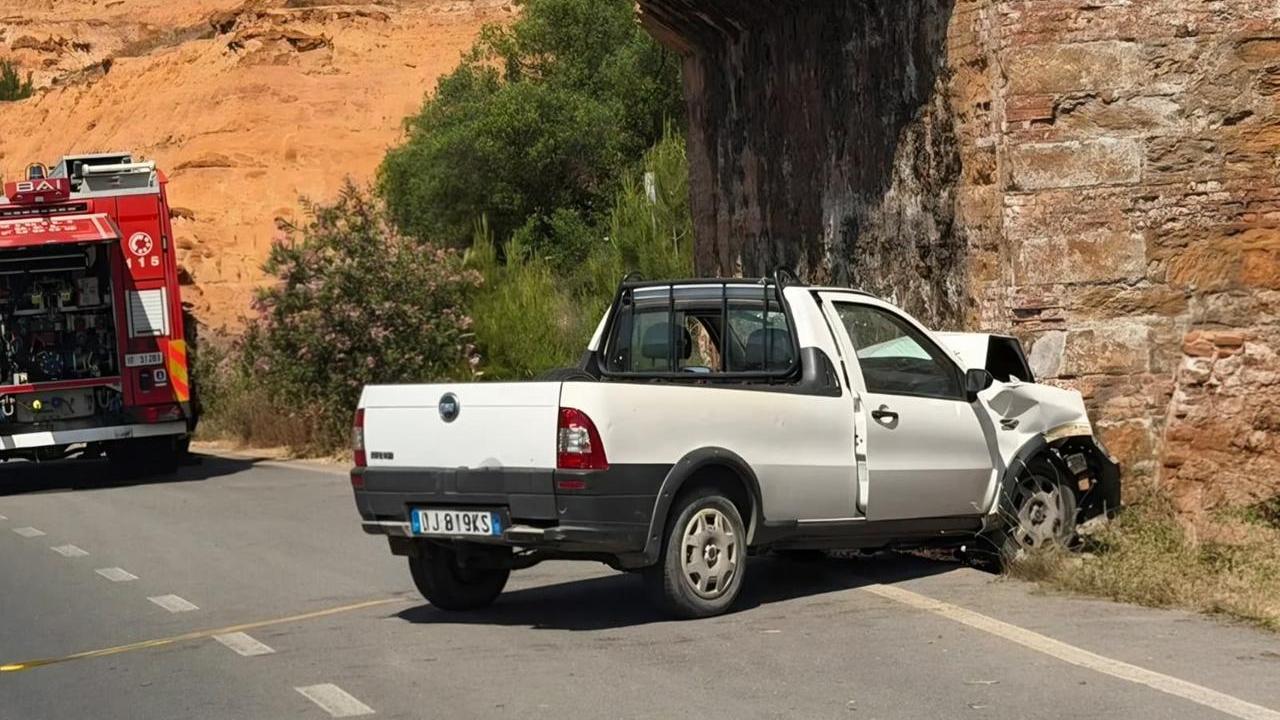 Perde il controllo del pick-up e si schianta contro un muro, morto il conducente