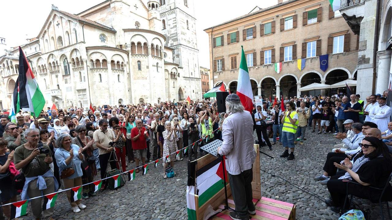 L'intervento di Moni Ovadia in piazza Grande