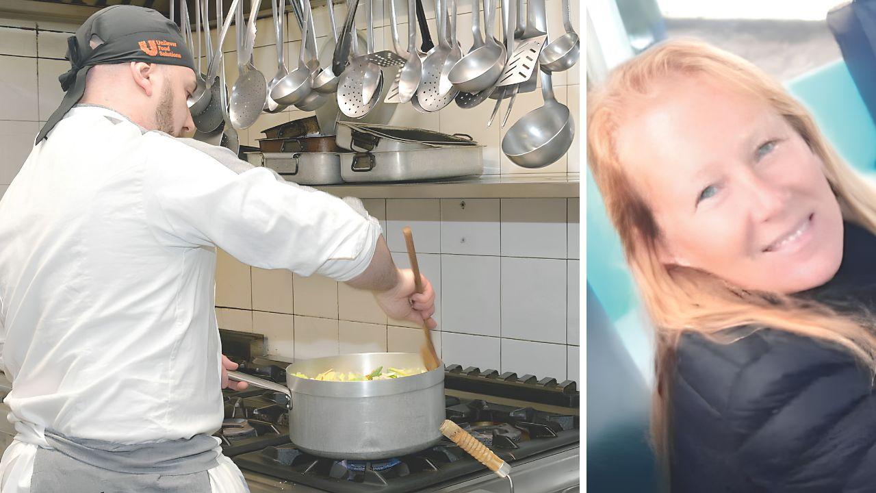 
	Un cuoco in un ristorante e la titolare dell'Osteria del Mare di Lido di Camaiore, Manuela Giannecchini

